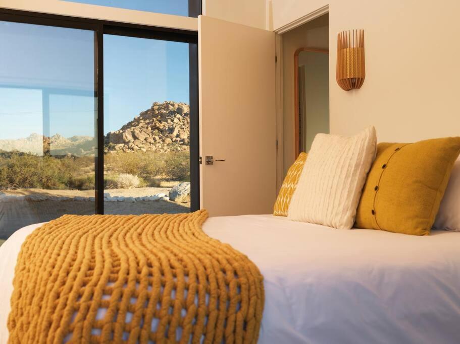 Neutra Home Joshua Tree Luxury Retreat Pool And Spa Exterior photo