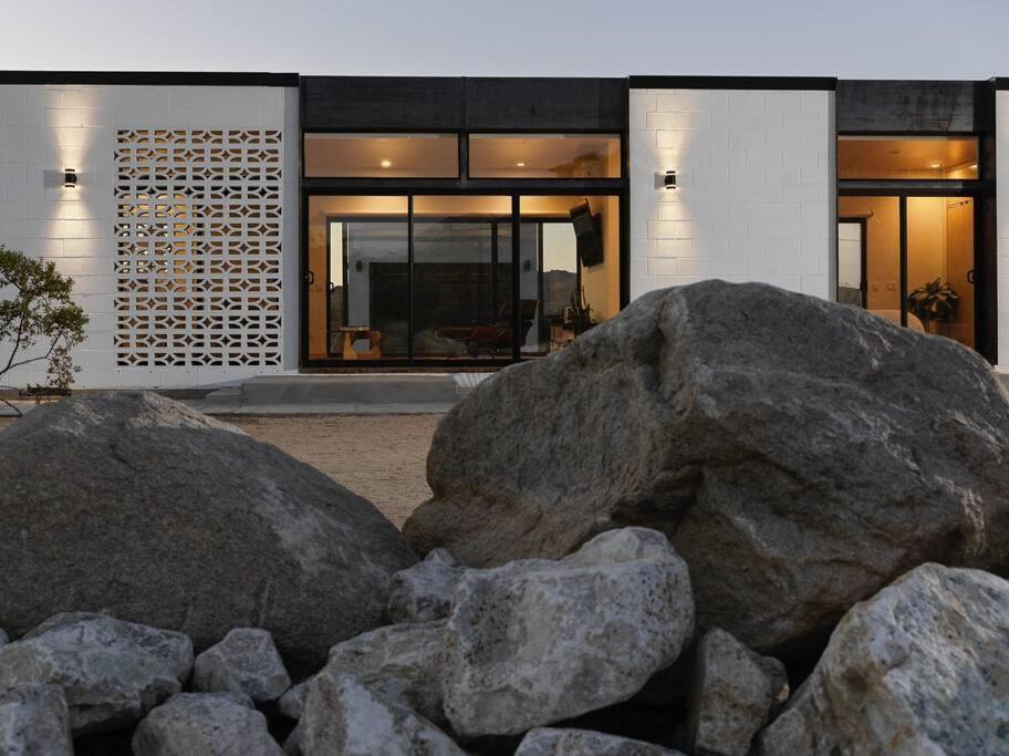Neutra Home Joshua Tree Luxury Retreat Pool And Spa Exterior photo