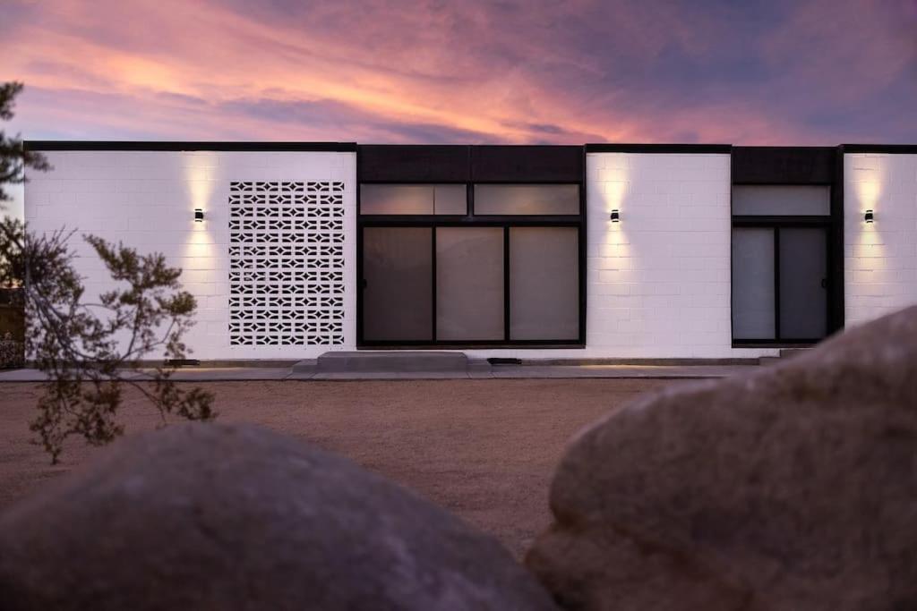 Neutra Home Joshua Tree Luxury Retreat Pool And Spa Exterior photo