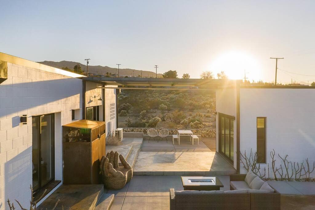 Neutra Home Joshua Tree Luxury Retreat Pool And Spa Exterior photo