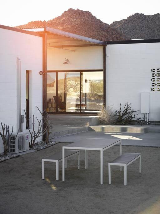 Neutra Home Joshua Tree Luxury Retreat Pool And Spa Exterior photo