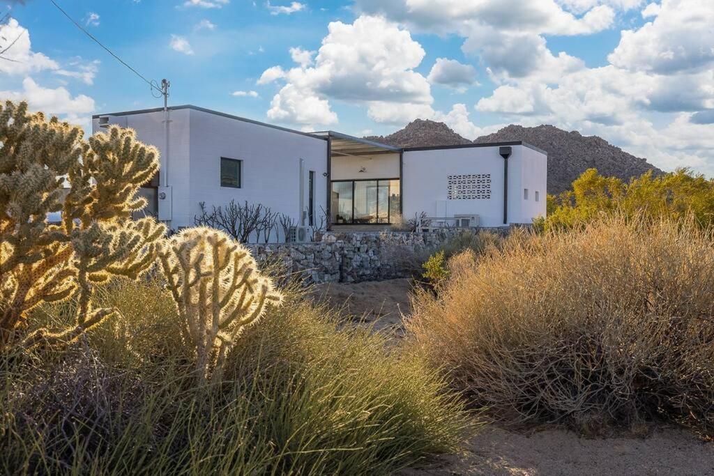Neutra Home Joshua Tree Luxury Retreat Pool And Spa Exterior photo