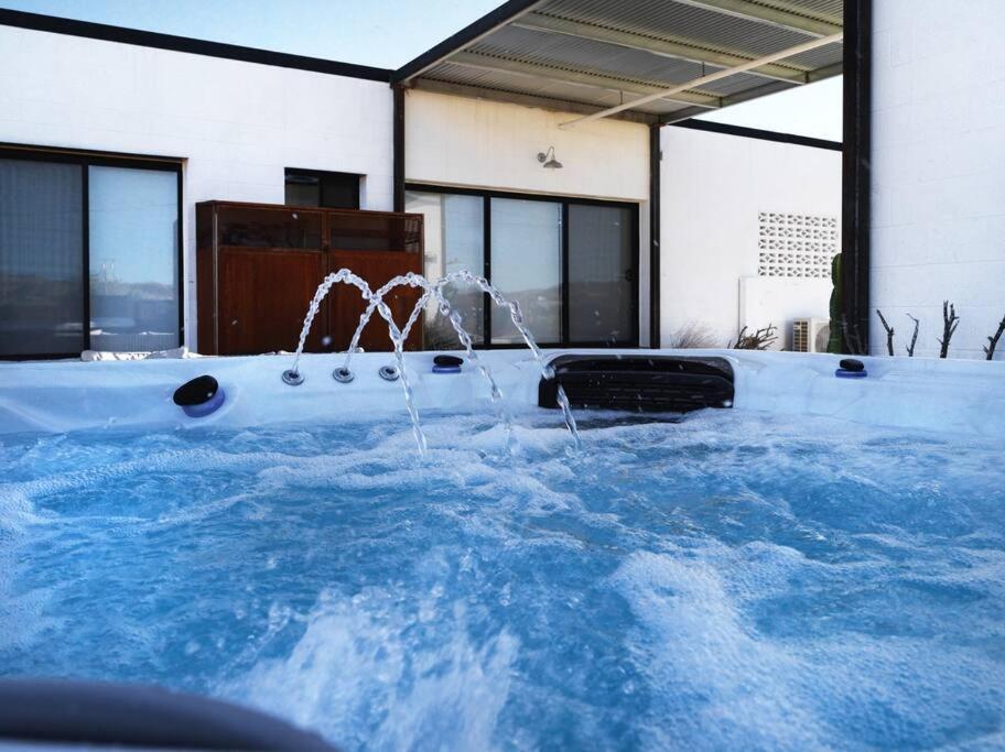 Neutra Home Joshua Tree Luxury Retreat Pool And Spa Exterior photo